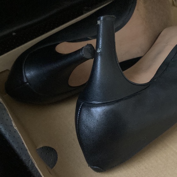 Clarks size 8.5 black heel shoes - Picture 5 of 6